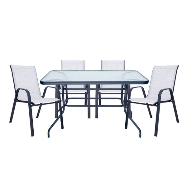 Conjunto de quatro cadeiras e uma mesa retangular cinzas para área externa